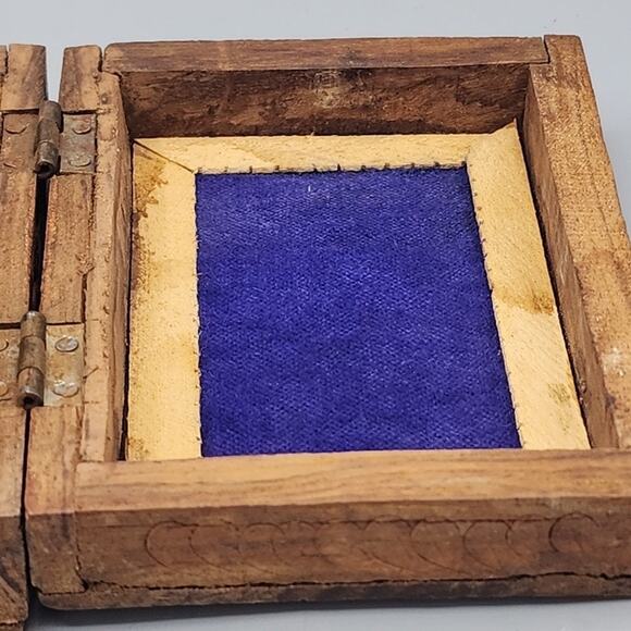 Vintage Hinged Lid Wooden Trinket Jewelry Box Ornate Floral Inlay on Top - Picture 11 of 15